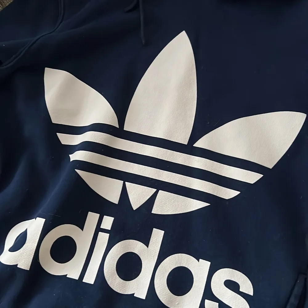 Adidas trefoil mörkblå i oversize stl xxs men passar även s, använd ett par ggr. Tröjor & Koftor.