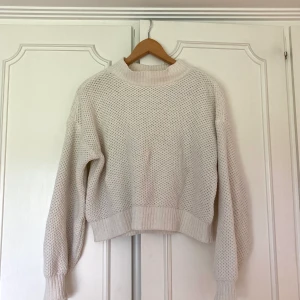 Vit stickad tröja Hollister strl S - Mysig vitstickad tröja från Hollister i storlek S,  knappt använd och jättebra skick💖 obs! köparen står för frakten 