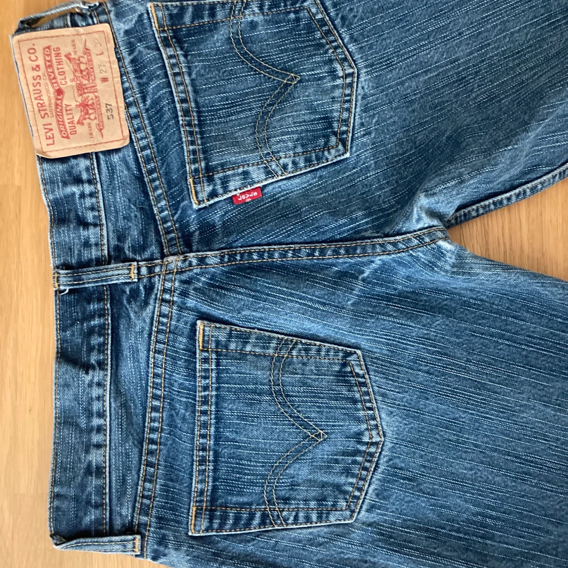 Lowrise Levi’s jeans