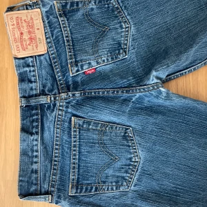 Lowrise Levi’s jeans - Säljer mina lowrise levis jeans då jag nu har vuxit ur dem:(  Jag är normalvis en 38 och skulle säga att dem här skulle passa perfekt på ngn som är 36 elr xs/s. Dem är hyfsat långa men kan skicka mått vid intresse❤️Obs köparen står för frakt❤️
