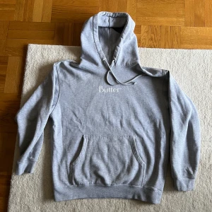 BUTTER GOODS Medium - Grå hoodie 