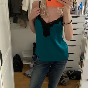 Spets Linne  - Super snygg spets linne från bikbok. Jätte fin färg och i bra skick. Perfekt festtopp 