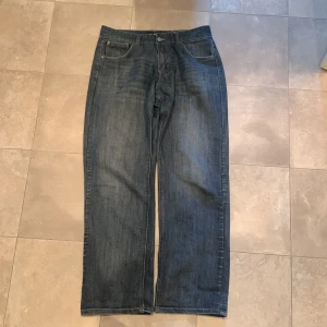 Lee jeans  - Väldigt sköna och snygga byxor. Väldigt bra kvalitet förutom att ena fickan är lite sönder men det går lätt att sy igen. Vet ej storlek men sitter bra på mig som är 185