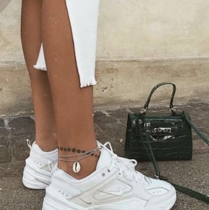 Nike tekno m2k  - Oanvända Nike skor perfekta för hösten, bra för knän och rygg. 