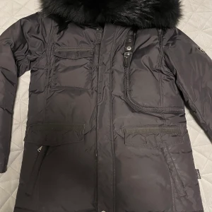 M - Använt i 2 månader helt nyskick  Äkta hollies herr jacka Äkta päls  Köpt för 5499kr