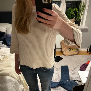 Filippa K tröja - Säljer denna snygga basic tröja från Filippa K som är så fin men tyvärr inte kommer till användning längre. Stor i storleken så passar xs-m. Hör av dig vid frågor❤️