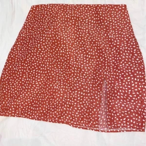 Kjolar - Tre super söta kjolar. Den röda kjolen är i storlek Xs och dom andra två är i storlek s. 40kr st. Tryck inte på köp nu. Skriv privat istället. Köparen betalar frakten.