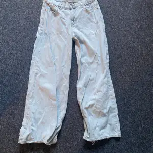 junkyard wide leg jeans köpta för ca 1,5 år sedan, bra skick men lite uppgådda på baksidan av byxorna (dma för bilder). Original pris 500kr, jag säljer för 300. Skriv för bättre bilder, och köparen står för frakten!