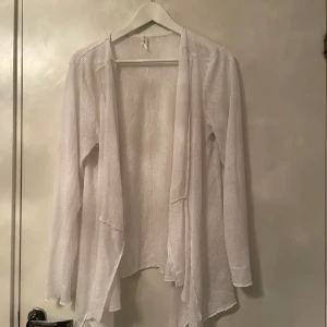 Kofta - En fin exklusiv kofta från Marc &Spencer. Går inte att köpa längre. Säljer pga att jag inte får användning av den. Bra skick!!