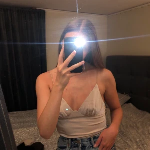 Festtopp  - Superfin topp med stretchiga band och en liten ”osynlig” dragkedja på sidan! I nyskick (aldrig använd) och köpt på Nelly för ca ett år sen! I nyskick då den bara är använd en gång. Passar xs & s