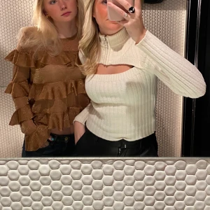 Vit stickad tröja - Säljer denna vita stickade tröjan från berska i storlek S! Den är i superskönt material och har inga defekter! Frakt 66 kr👩🏽‍❤️‍💋‍👩🏼