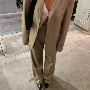 Djerf Avenue oat pants - Säljer då de inte kommer till användning 🤍 💗oversized så passar flera storlekar 💗använt 1-3 gånger  💗bilderna är hämtad från Djerf Avenue 💗köparen står för frakten, pris beror på vikt