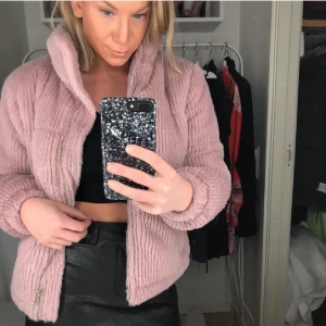 Jacka strl. 34 - Härlig rosa vinterjacka fr. New Look i strl. 34. Skick som ny💕