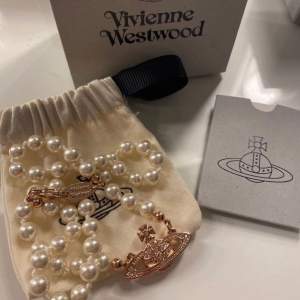 Väldigt fint smycke från Vivienne Westwood säljes då jag aldrig använder det. Det finns slitage på pärlorna (bild finns). Smycket är autentiskt. 💗lite slitage  💗autentiskt 💗köparen står för frakten, pris beror på vikt 