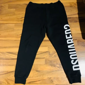 Dsquared2 pants  - Dsquared2 pants oanvända helt nya säljs ( pris i butik 3900:-) säljs 2900:- pris går att diskutera vid snabb affär stl S
