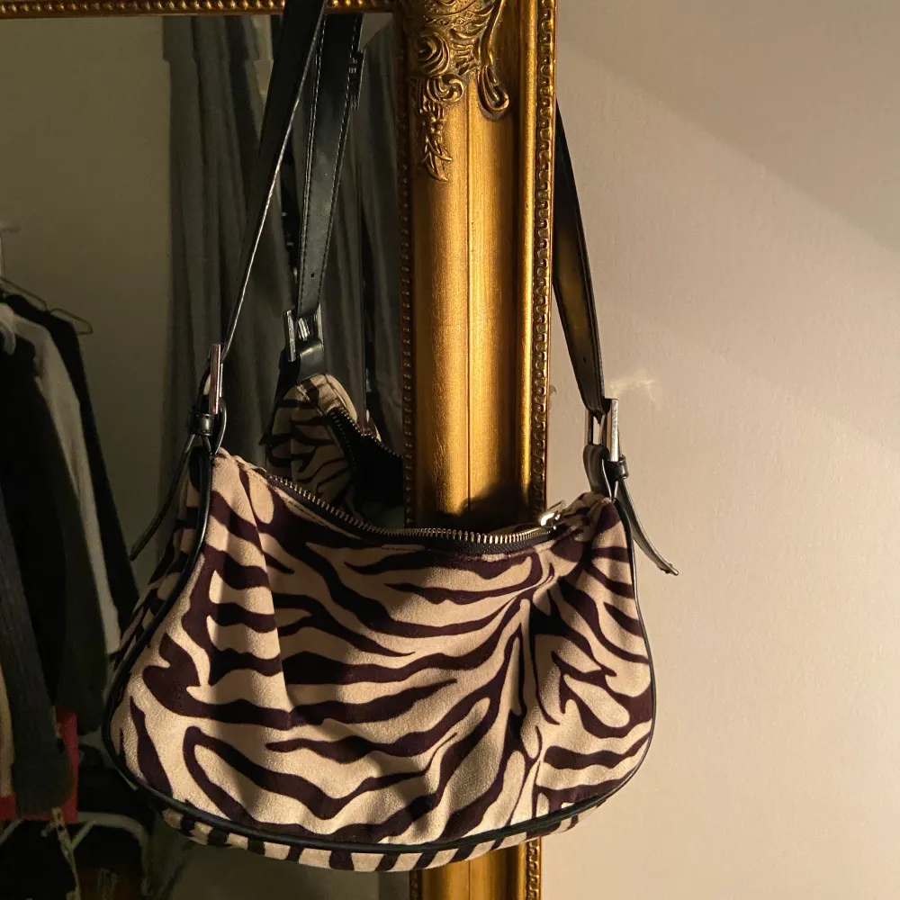 Leopardväska från Gina tricot. Väskor.