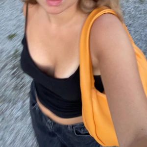 Väska  - Gul/ Orange supertrendig väska! Den rymmer mer än vad man tror! Ser liten ut men jag har fått plats med en hel sweatshirt. Alltså perfekt för fest eller utekvällar ❤️❤️