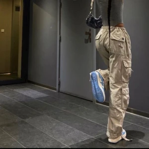 Cargo byxor  - Vintage cargos i snygg färg och modell. Ser unika ut med snygga detaljer och snören som man kan knyta vid anklarna.     Bud om fler är intresserade 