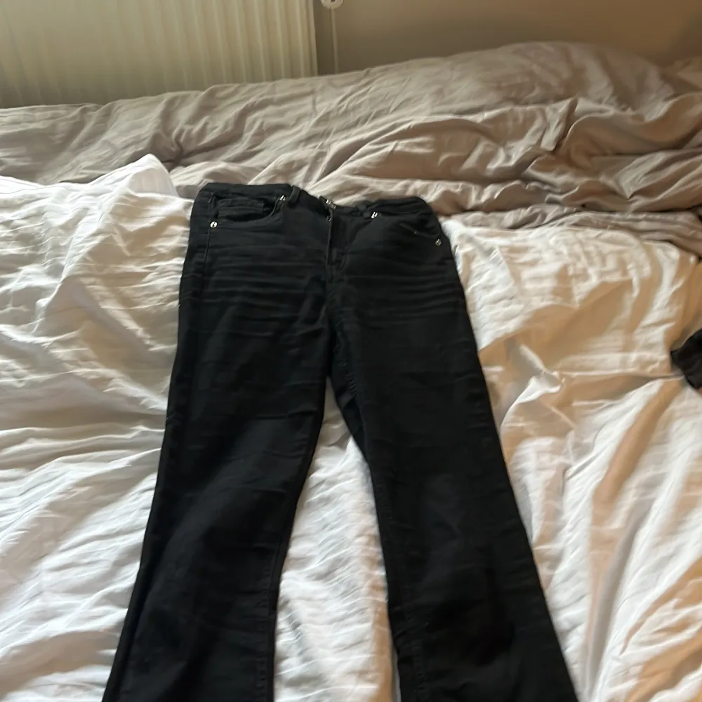 Tajta flear jeans änvänd 4-5 gånger lite slitet längst ner på benet. Jeans & Byxor.