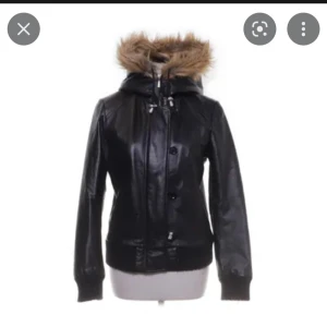 SAKIplus skinnjacka - Dam svar skinnjacka i äkta läder från märket SAKI. Kommer i djur/rökfri hem.  Jsckan är i mycket gott skick.   