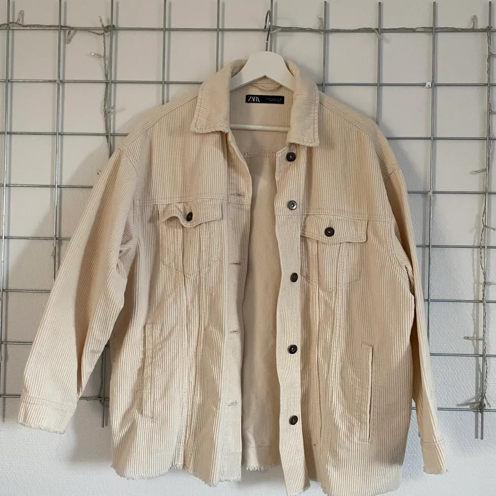 Beige manchesterjacka från Zara. Köpt för ca 2 år sedan men sparsamt använd. Inga defekter på plagget. Lite oversized i modellen. Storlek M men passar mig perfekt som oftast när storlek S.. Jackor.