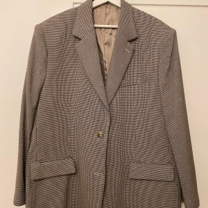 H&M over sized kavaj från Studio  - Säljer min UNDERBARA o FANTASTISKA kavaj vidare nu. köptes för drygt ett halvår sen. H&M Oversized kavaj från Studio Collection S/S 2022. Slutsåld! Aldrig använd.  