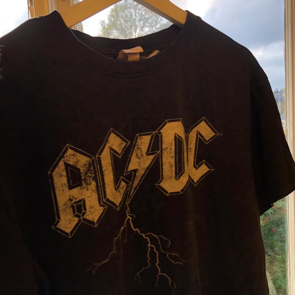 ACDC-tröja i storlek m. T-shirts.
