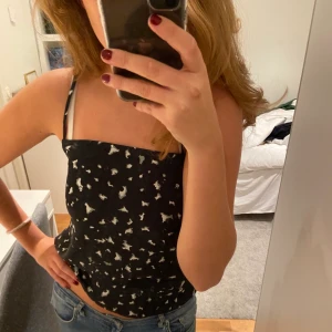 Linne - Superfint linne i grönt leopardmönster från Twist&tango. Perfekt till fest eller middagar. Säljer då den är aningen för liten. Linnet är i väldigt bra skick och har inga synliga defekter. DM vid intresse eller fler frågor!❤️❤️