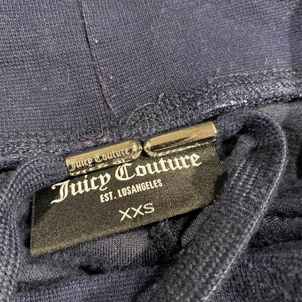 Juicy Couture byxor i den populära färgen Night Sky i strl xxs. De är i nyskick endast tvättade 2 gånger så det är absolut inget att anmärka på. Säljer på grund av att jag ångrar mig om färgen💗Köparen betalar frakten. . Jeans & Byxor.