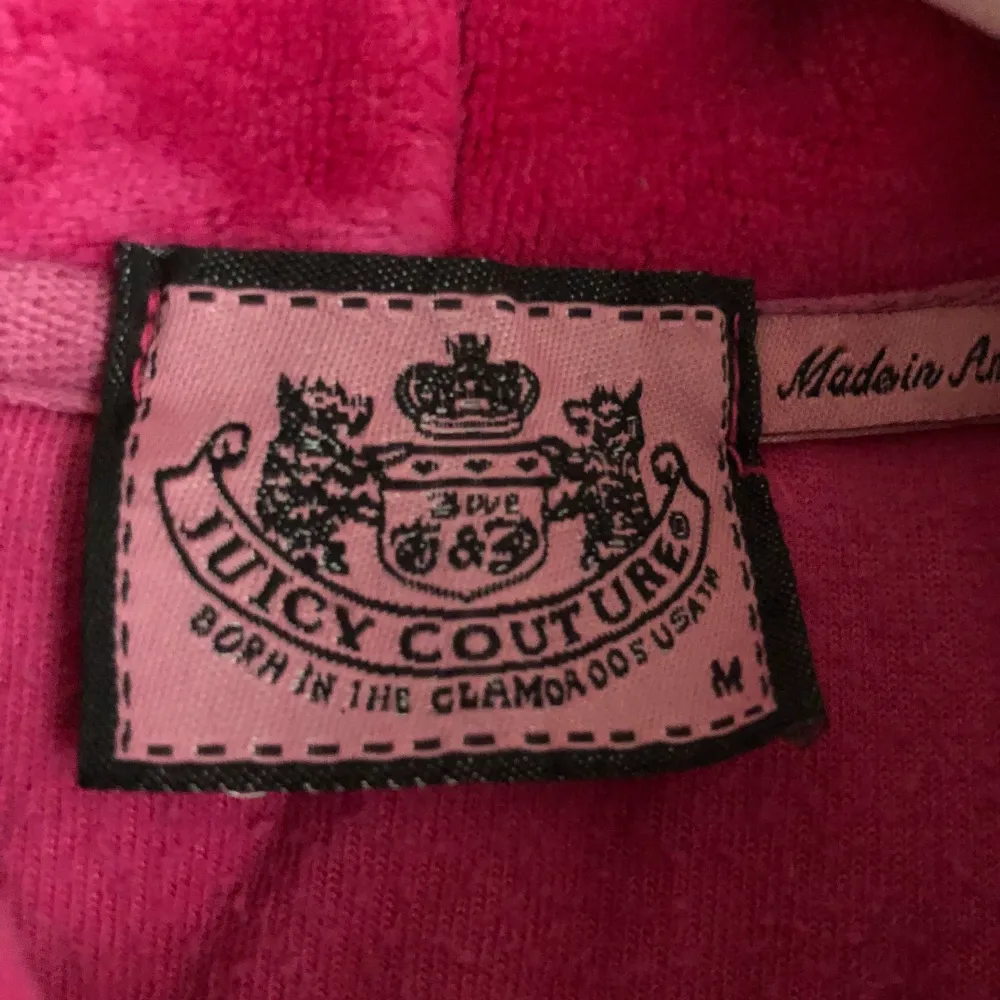 Rosa Juicy Couture tröja i äldre modell, använt men bra skick💖 Storlek M men skulle säga att den är liten i storleken så passar även S och XS beroende på hur man vill ha den i passformen. . Hoodies.