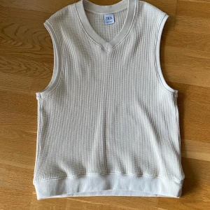 Zara Stickad väst  - Zara stickad väst  Pris: 129kr  Storlek M  Modellen är 179cm och väger 84kg, har vanligtvis M i tröjor och 33/33 i byxor