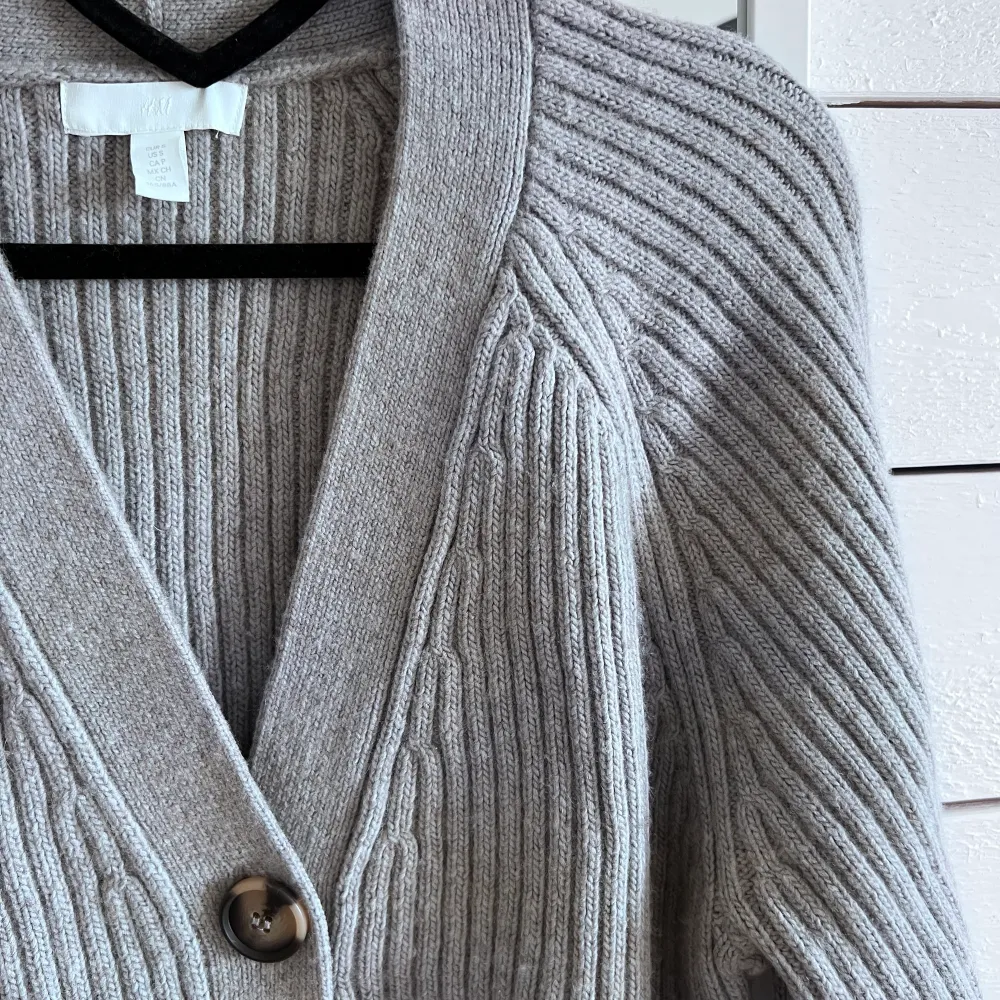 Kortare stickad tröja från Hm, använd typ 1 gång så bra skick!!❣️är grå/beige i färgen.. Tröjor & Koftor.