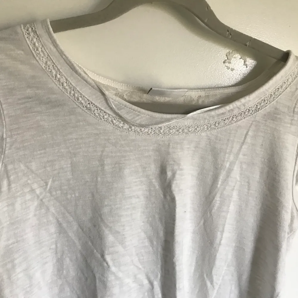 Jättefin vit T-shirt från Vila, stl XS  ”Öppen” rygg med tunnare tyg som täcker öppningen 😊. T-shirts.
