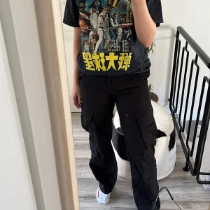 Lågmidjade cargobyxor - Säljer nu H&Ms populära och slutsålda lågmidjade cargobyxor. Dom är i storlek 34 men passar allt från 34-38 då det är resor i midjan. Längden är perfekt på mig som är 164. Pm vid fler frågor 💕