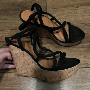 Skor, strl 36 - Skor med kilklack. Sparsamt använda, storlek 36. Frakt ingår ej i priset