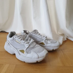 Adidas sneakers - Välanvända sneakers, nyputsade och nytvättade. Det blev stor skillnad och ser att dom hållt skicket otroligt bra. tyget har gått upp lite på hälarna. skickar fler bilder privat. Små i storleken, 38 2/3 står det, perfekt för mig med 38 vanligtvis
