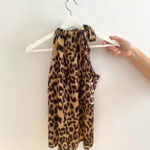 Halterneck topp i leopard mönster i strl M. Använd en gång. Köpt i en butik på Marstrand förra året. 80kr plus frakt 