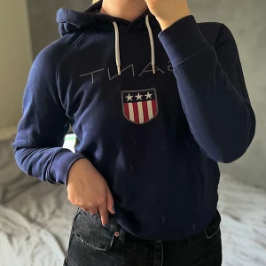 Gant hoodie - Säljer min fina Gant hoodie i marinblå färg då den blivit för liten…🤍 Mycket fint skick och väldigt skönt material! Hör gärna av dig för fler bilder eller vid eventuella frågor!☺️