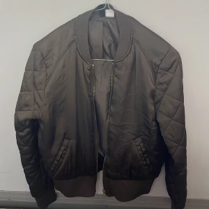 Bomber Jacka - Jag säljer min militärgröna Bomber Jacka eftersom jag har växt ut från den, den är ett par år gammal men ser ny ut, den är helt ren och har inga fläckar eller hål.