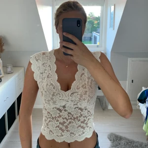 Spetstopp - Fin gräddvit spetstopp från Zara, väldigt bra skick, stretchig i materialet. (Frakt tillkommer)