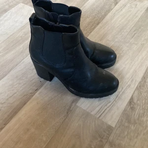 Graceland boots - Storlek 38, jag har normalt 37. Bra skick.  Enstaka små defekter som inte syns.  Bekväma. 