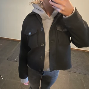 Kort svart kappa storlek S - Kort kappa från vero Moda som är slutsåld och jättesnygg men används ej längre. Den är i storlek S. 