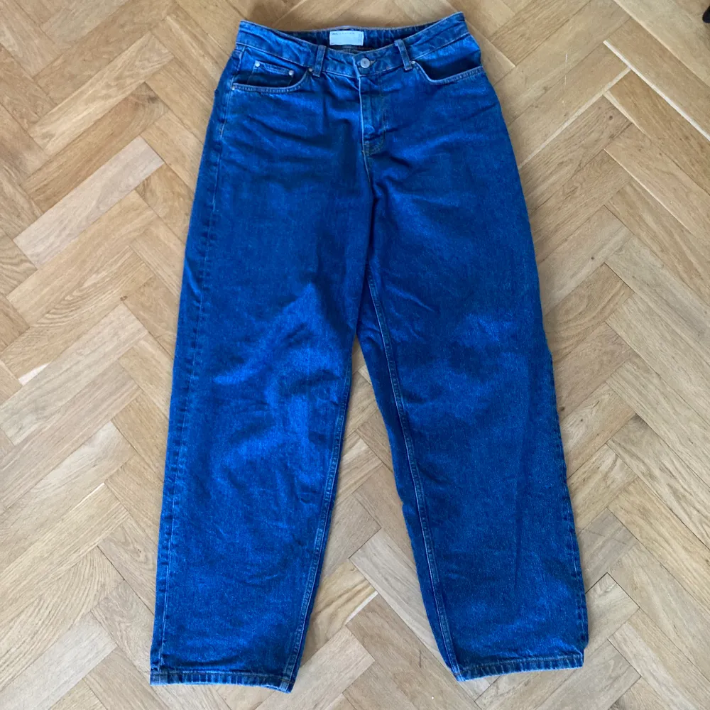 Dessa jeans har jag användt två gånger men jag säljer dem nu för att dem är för stora, köpte dem för 549 kr och säljer dem nu. Om ni vill se bild när dem är på sp kan ni kontakta mig:). Jeans & Byxor.
