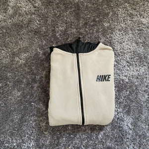 Nike jacka/hoodie - Mer som en hoodie men har en luva av regntät material. Storlek XL I använt skick För mer frågor så kontakta!