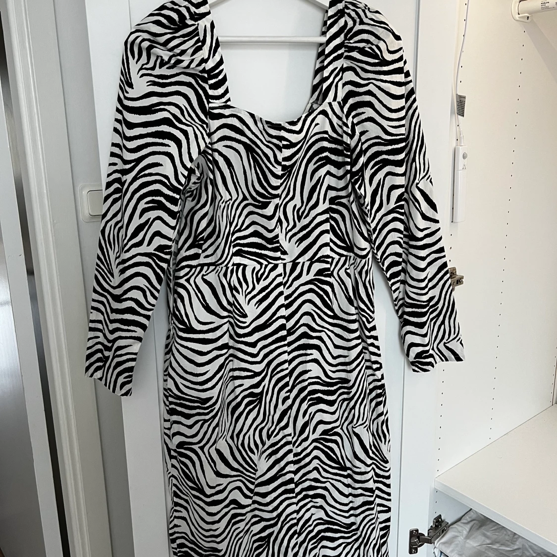 Mönstrad klänning - 90