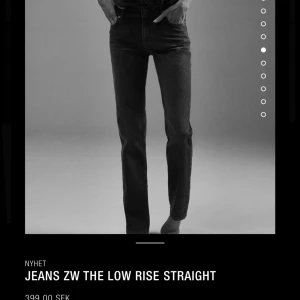 Gråa lågmidjade jeans - Helt slutsålda zara jeans❣️ Kostade 399 ifrån början. Helt oanvända med lappen kvar då jag beställde 2st❣️