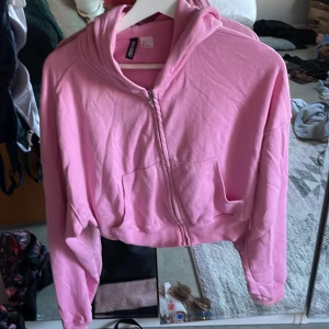 Zip Hoodie  - En rosa zip hoodie som är i fint skick och är som en magtröja 