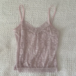 Rosa blommigt linne - Säljer detta supersöta blommiga rosa linne som tyvärr inte kommit till användning! Det har inga defekter alls💓💗