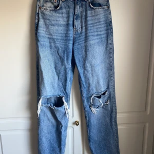 Raka jeans med hål i knä - Blåa raka jeans med hål i knäna från Gina tricot, strl 36