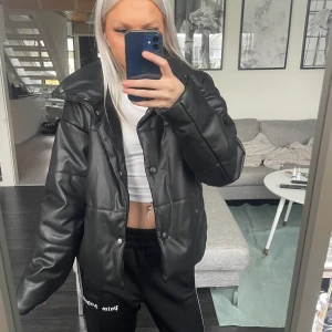 Nakd jacka - Pufferjacket i skinn imitation super varm och skön och i fint skick
